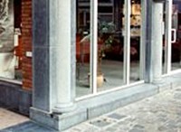 Devanture avec seuils et colonnes en pierre bleue