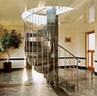 Escalier tournant en pierre bleue dans un hall
